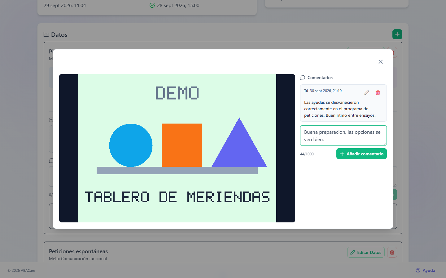 Una foto de sesión abierta en la aplicación web, con un comentario del BCBA en Comentarios y el cuadro Añade un comentario