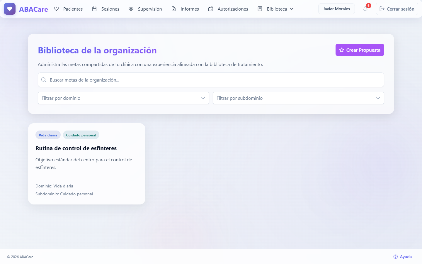 La página Biblioteca de la organización con el campo de búsqueda, los filtros de dominio y subdominio, la tarjeta de una meta de la clínica y el botón Crear Propuesta