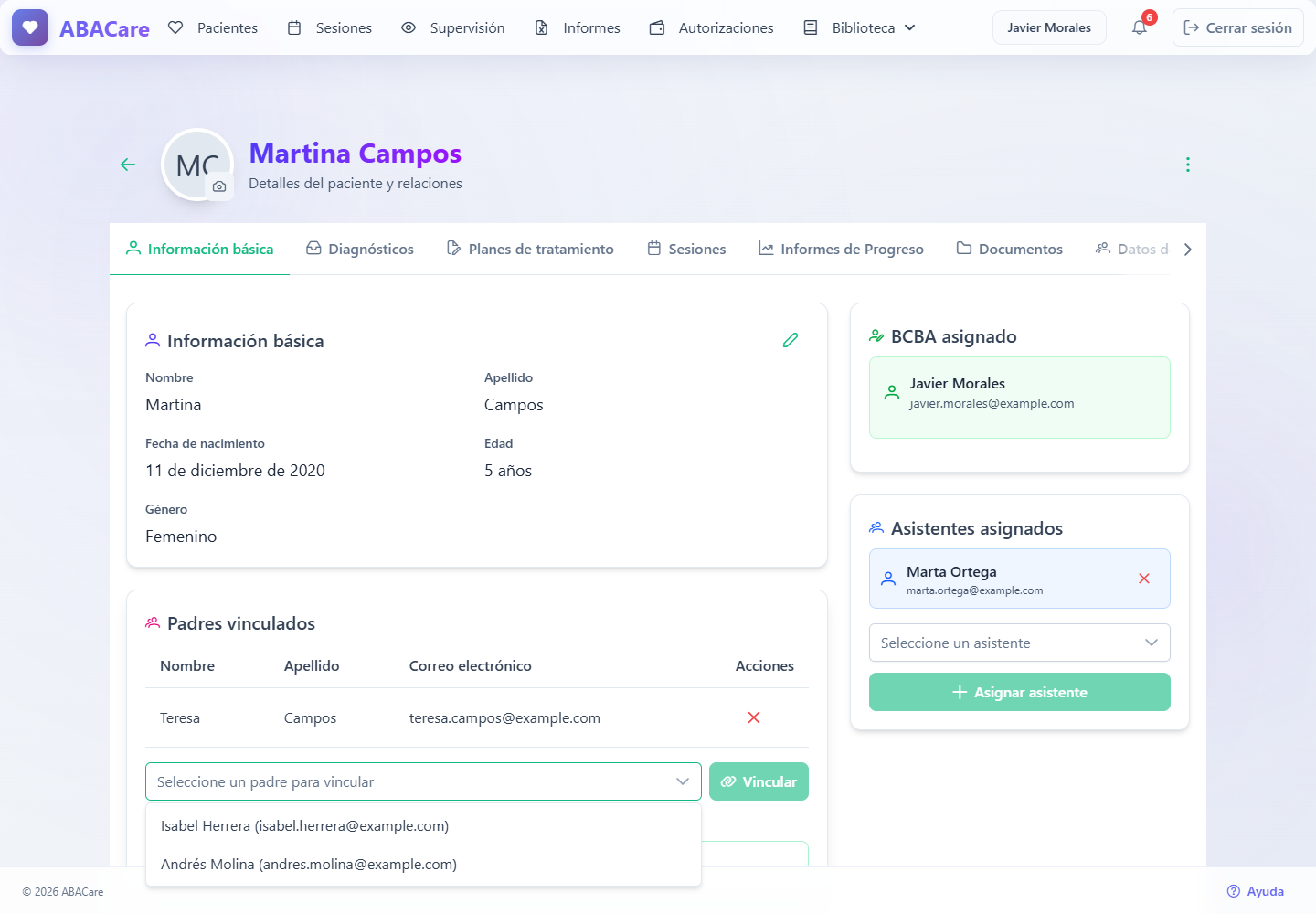 La tarjeta Padres vinculados de un paciente con un padre invitado en la tabla, la lista Seleccione un padre para vincular, Vincular e Invitar nuevo padre/madre