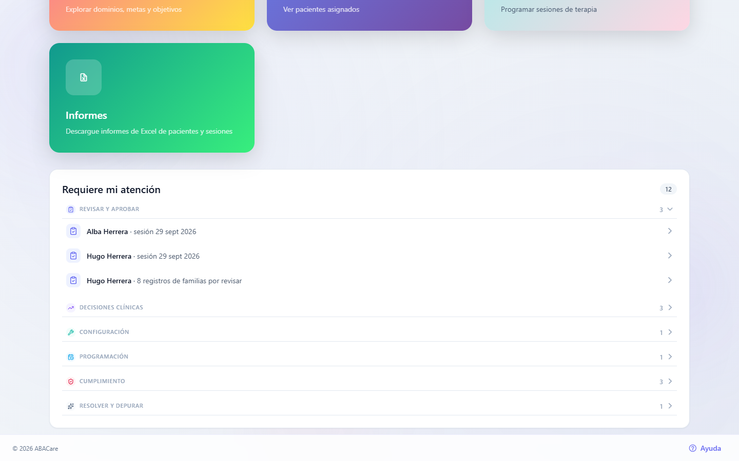 La lista Requiere mi atención en el panel de control del BCBA en la aplicación web, con sus grupos y el número de elementos