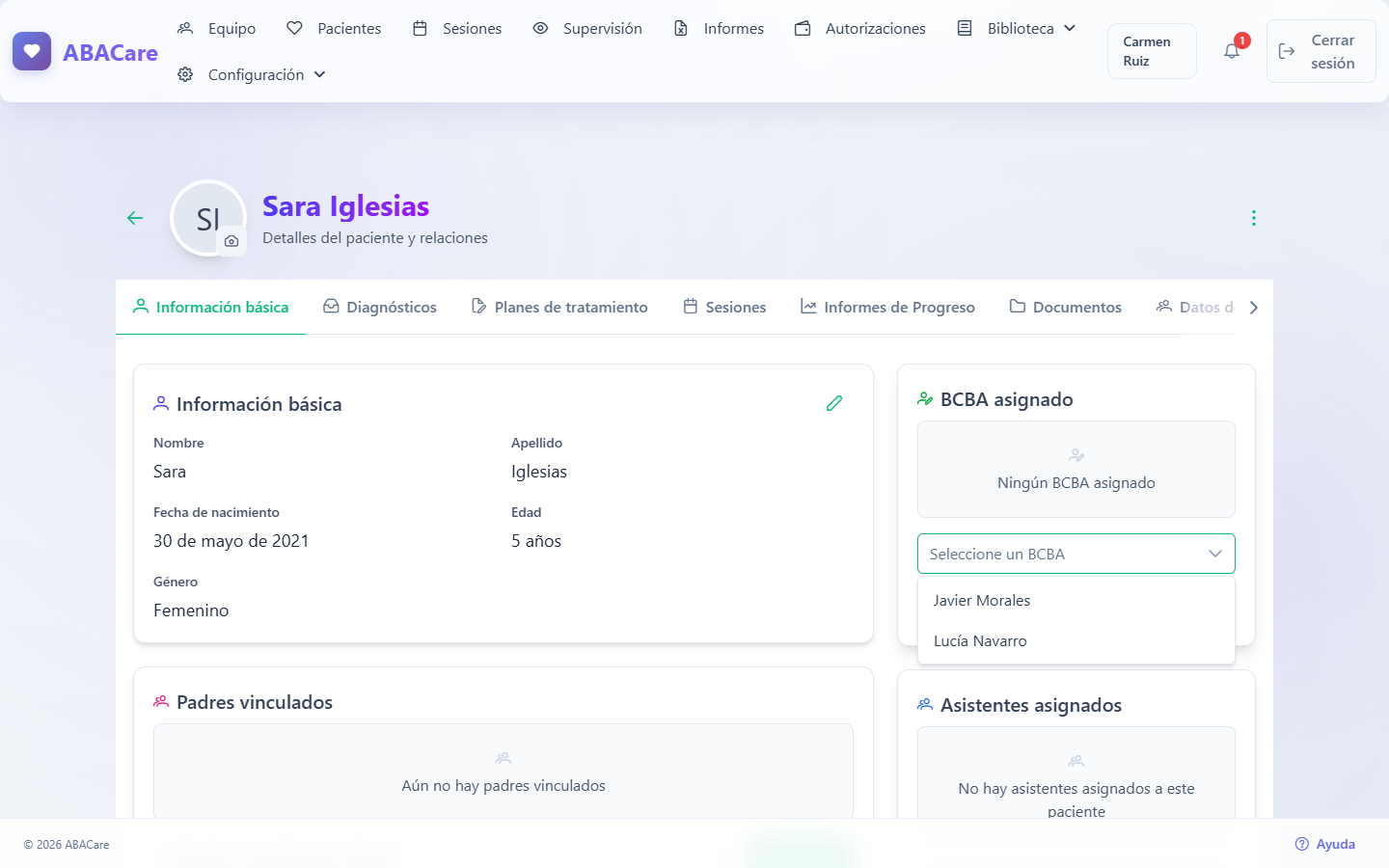 La tarjeta BCBA asignado de un paciente con Ningún BCBA asignado y la lista Seleccione un BCBA abierta con dos BCBA