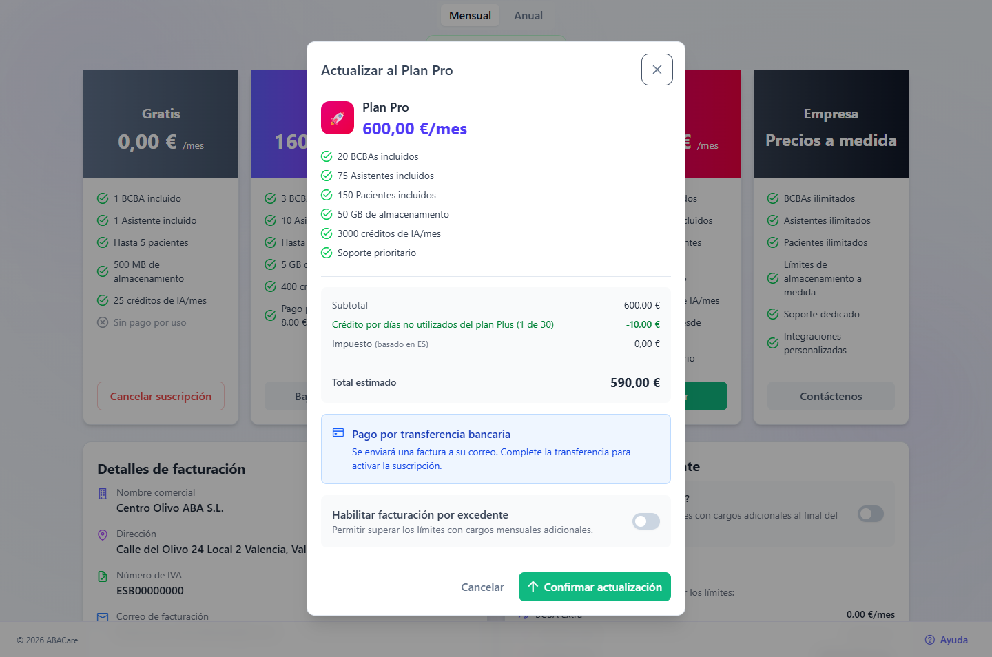 La ventana de actualización con el precio y las funciones del plan, el resumen de facturación con el total estimado, la nota de transferencia bancaria y el interruptor Habilitar facturación por excedente