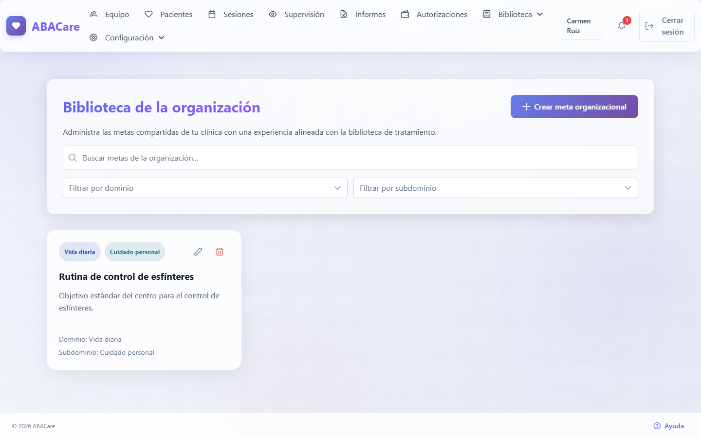 La página Biblioteca de la organización con el campo de búsqueda, los filtros de dominio y subdominio, el botón Crear meta organizacional y la tarjeta de una meta de la clínica con sus iconos de editar y eliminar