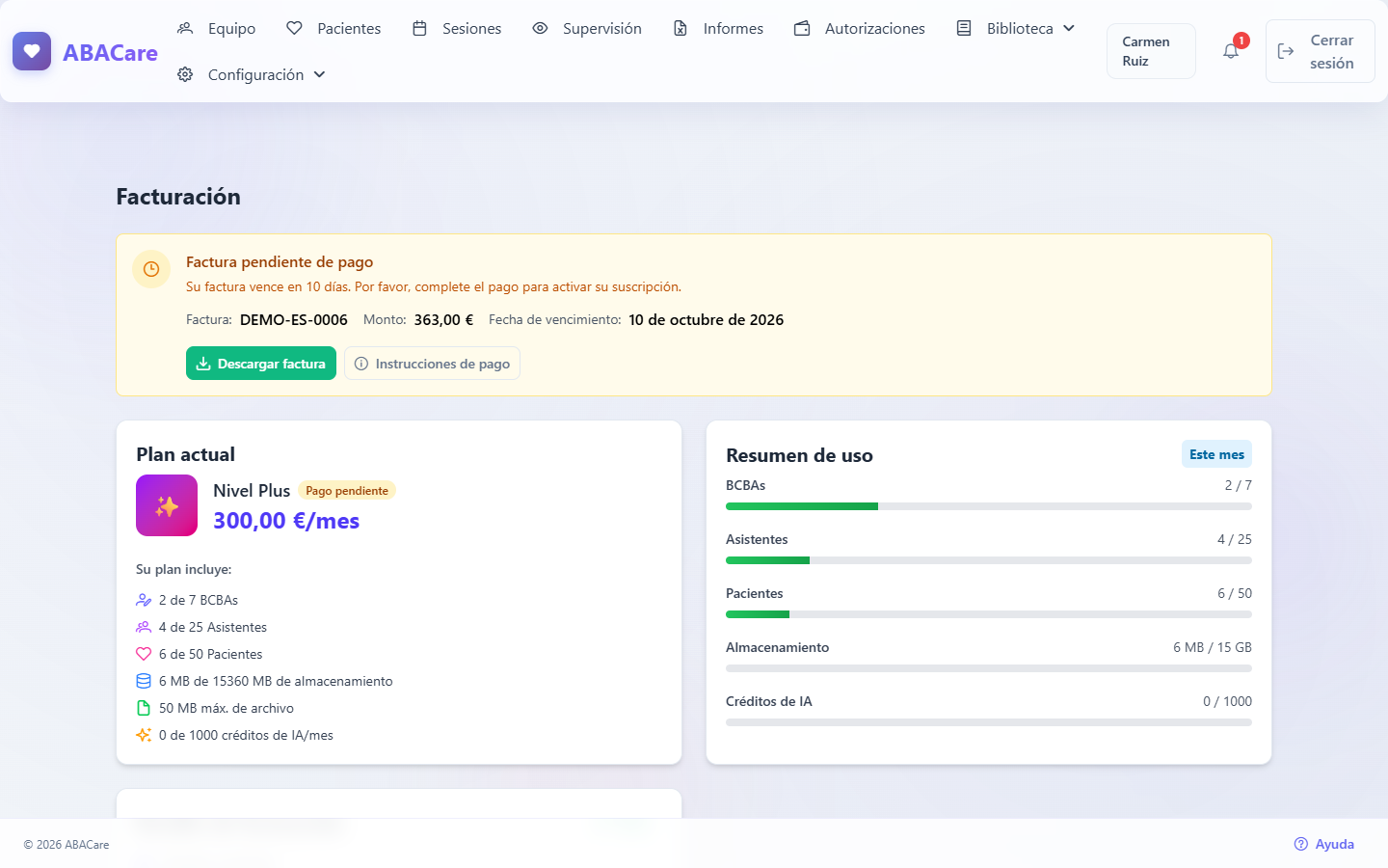 El aviso Factura pendiente de pago en la página de facturación con el número de factura, el monto y la fecha de vencimiento, y los botones Descargar factura e Instrucciones de pago