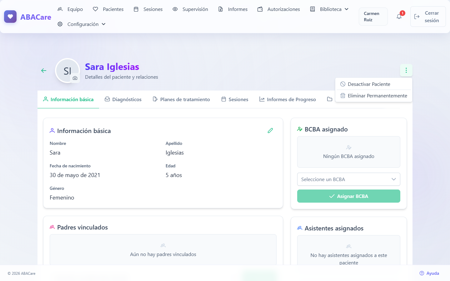 El menú de acciones de la página de un paciente abierto, con Desactivar Paciente y la opción roja Eliminar Permanentemente