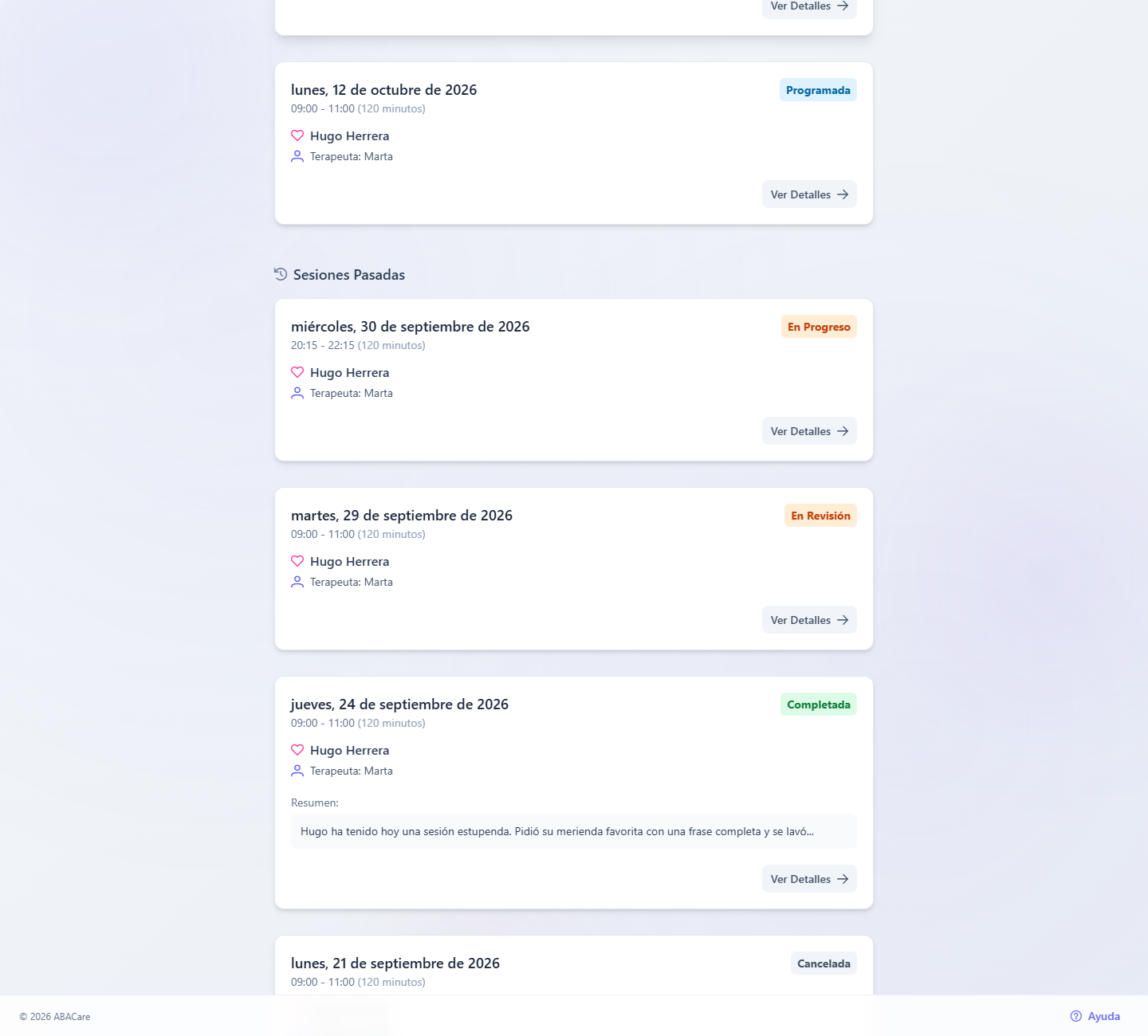 La página Sesiones de la aplicación web para padres con el selector de hijos, la lista Próximas y tarjetas de Sesiones Pasadas, una de ellas con el inicio de un resumen