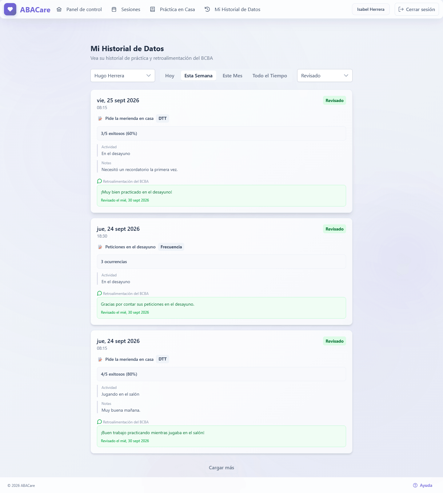 La página Mi Historial de Datos de la aplicación web para padres con los filtros de periodo y de estado de revisión, y un registro de práctica revisado con la retroalimentación del BCBA