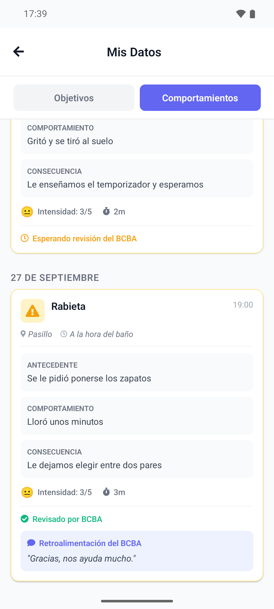 La pestaña Comportamientos de Mis Datos en la aplicación móvil con un comportamiento marcado Ad-Hoc y un comportamiento revisado con retroalimentación del BCBA