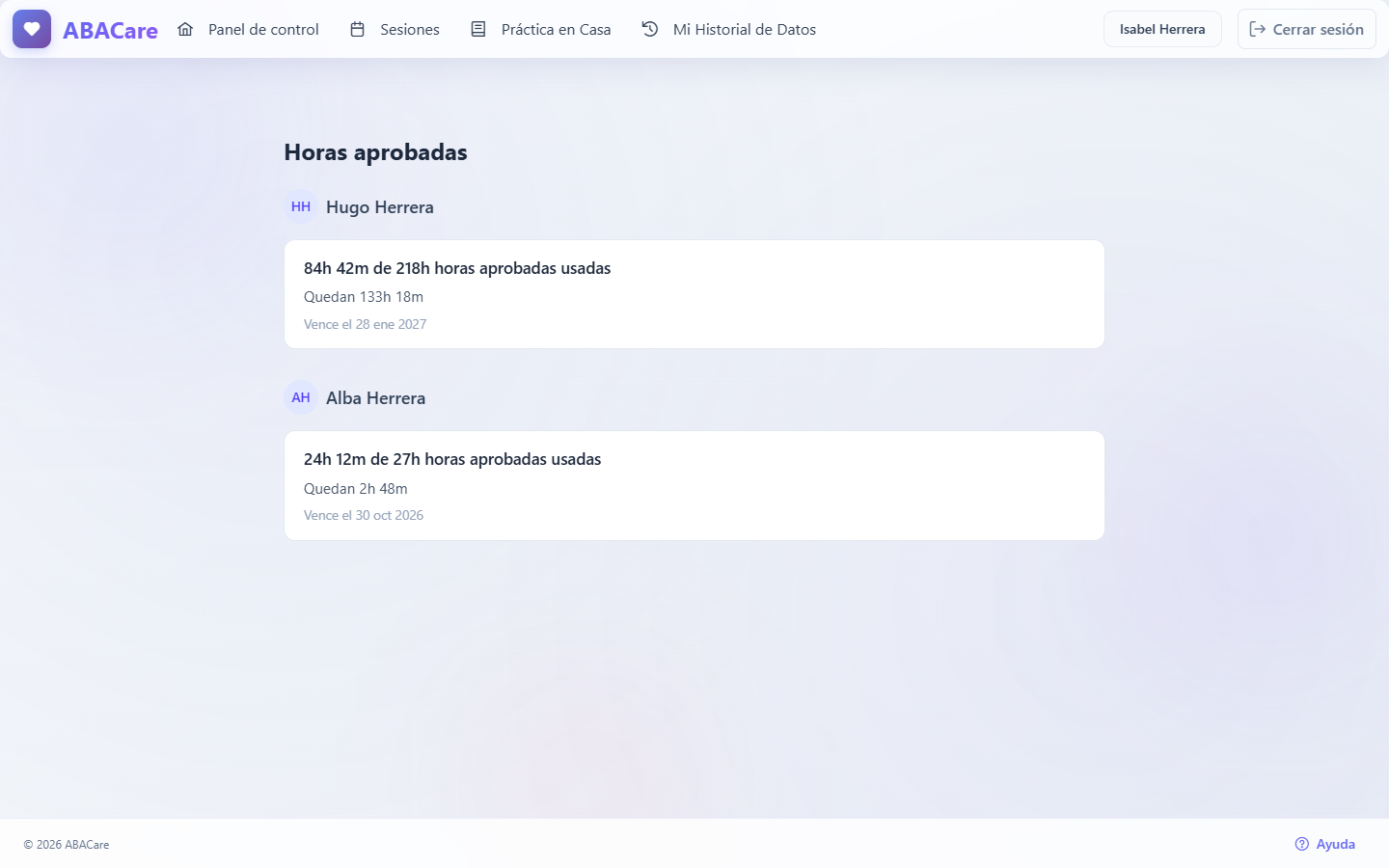 La página Horas aprobadas de la aplicación web para padres con una sección para cada uno de dos hijos, cada una con las horas usadas de las aprobadas, las horas que quedan y la fecha de vencimiento