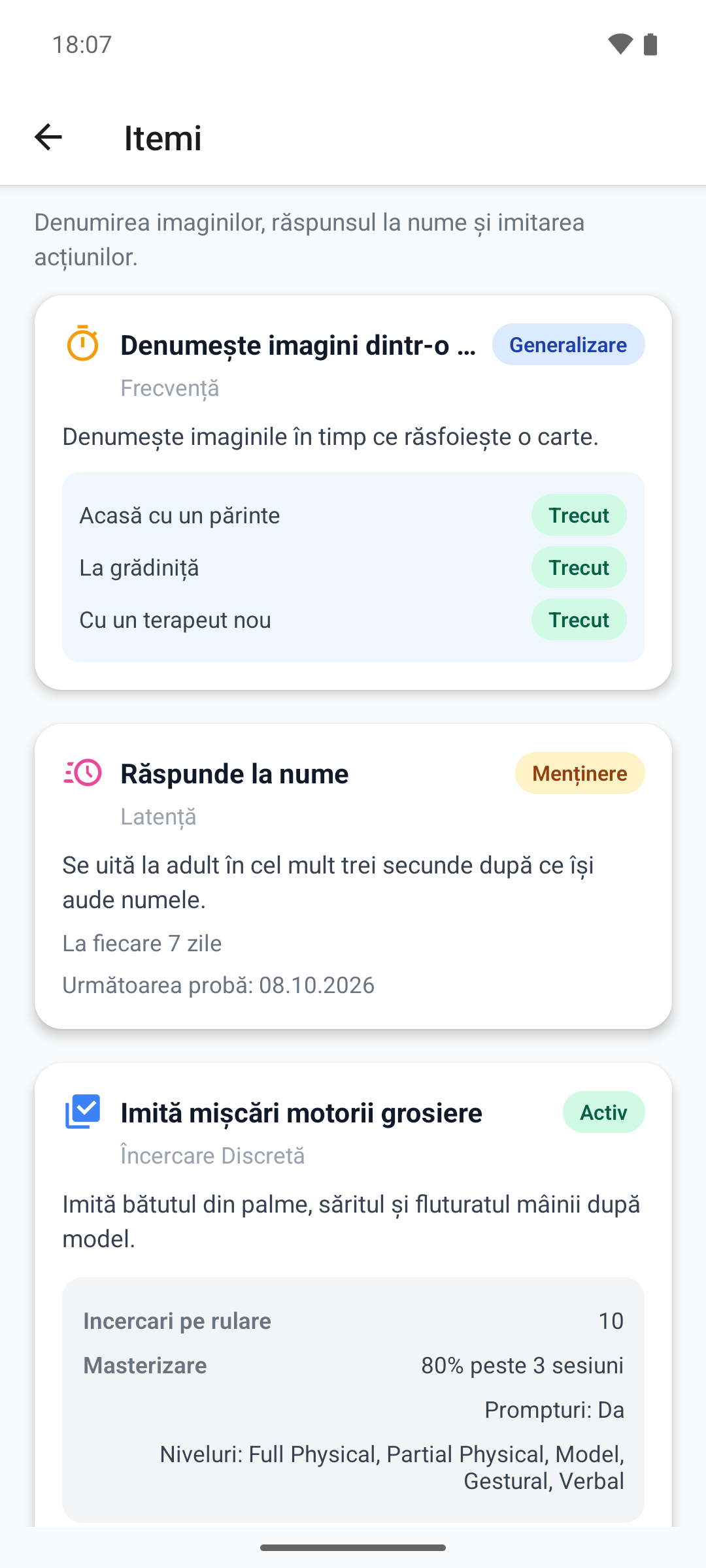 Itemii unui obiectiv în aplicația mobilă, cu etichete de statut și contexte de generalizare