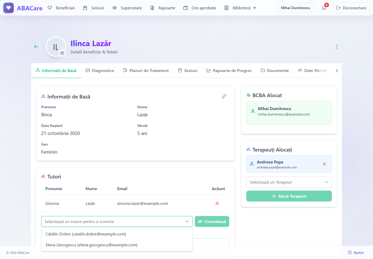 Cardul Tutori al unui beneficiar cu un părinte invitat în tabel, lista Selectează un tutore pentru a conecta, Conectează și Invită Tutore Nou