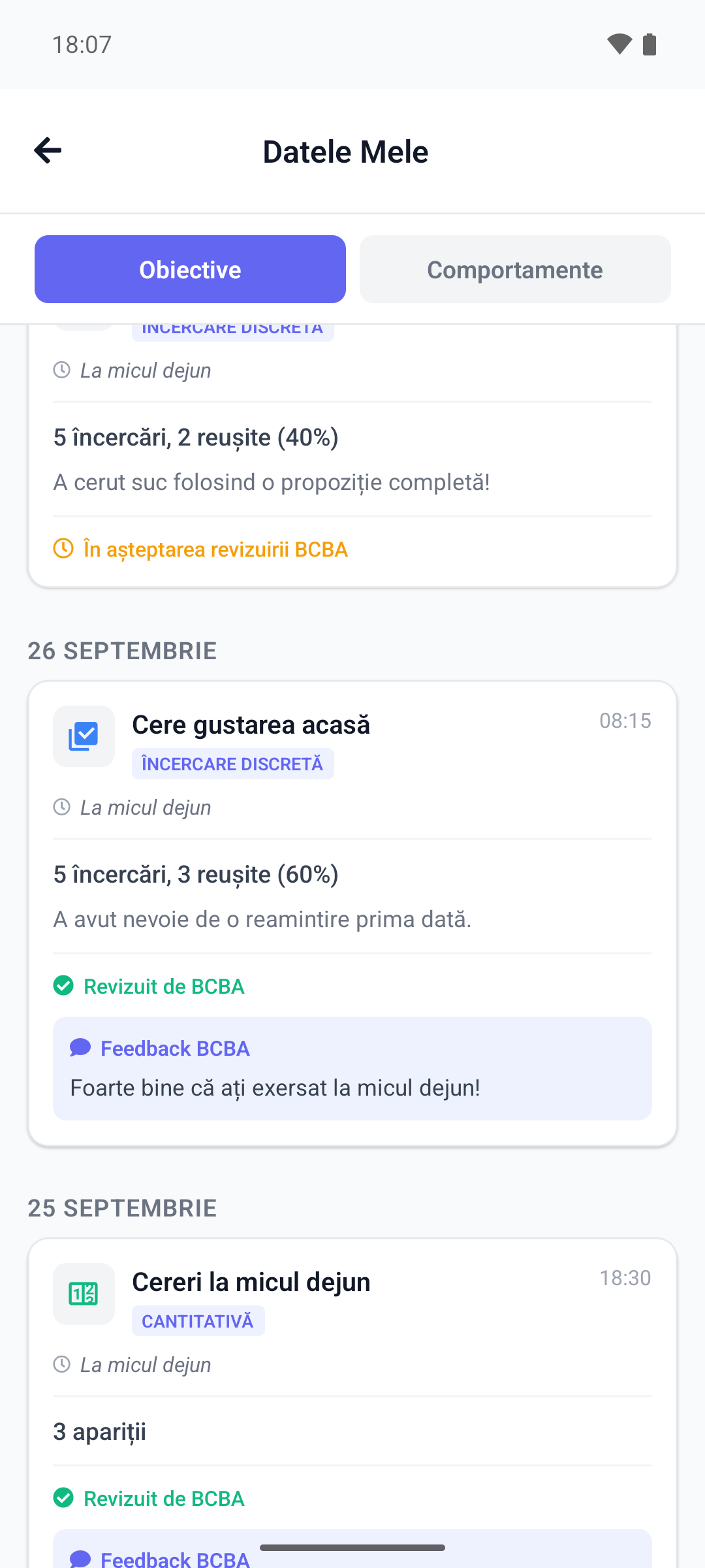 Fila Obiective din Datele Mele în aplicația mobilă, cu înregistrări de practică grupate pe zile, una revizuită cu feedback BCBA și altele în așteptarea revizuirii